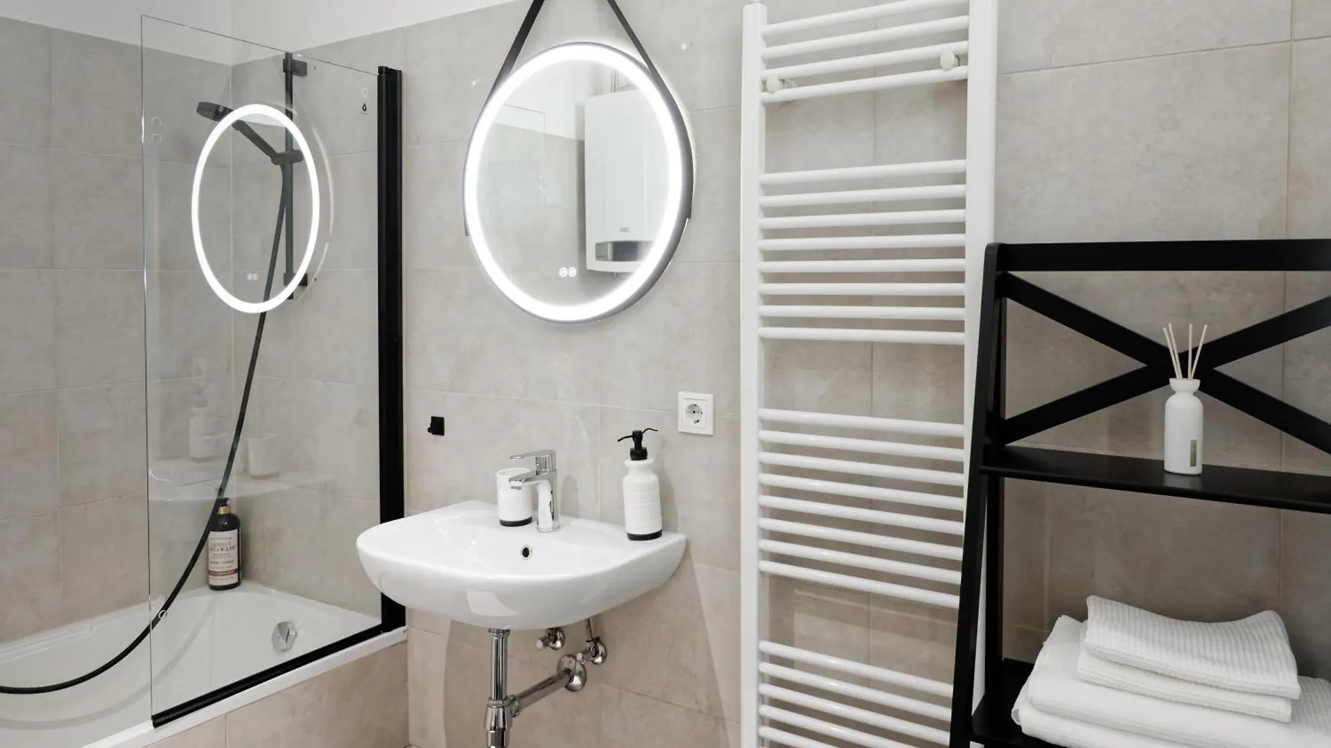 Appartement Minimalistic Studio Near Naschmarkt Wenen